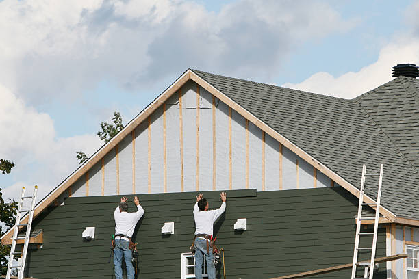 Professional Siding Installation technician working in Mount Pleasant, TN